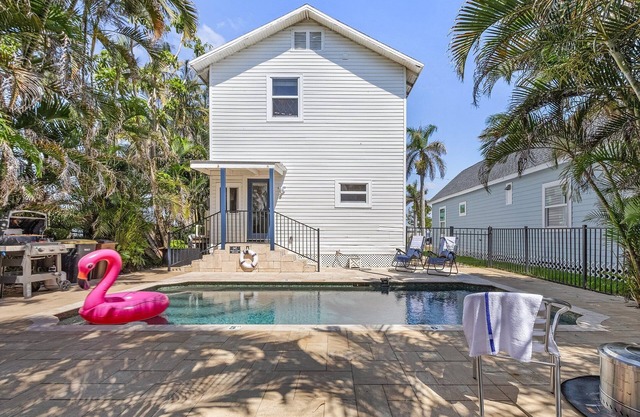 Heated Pool, Outdoor Dining & Grill, Near the Beach - Heart of Punta Gorda - Roelens