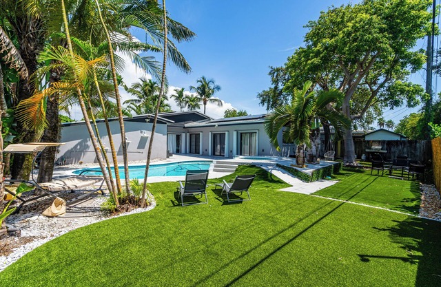 Heated Pool Tropical Backyard 3BR, 12 min to Ocean