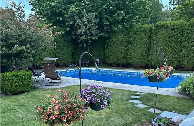 Heated pool, walk to Main St & Surf Drive Beach! Sleeps 8, what a location