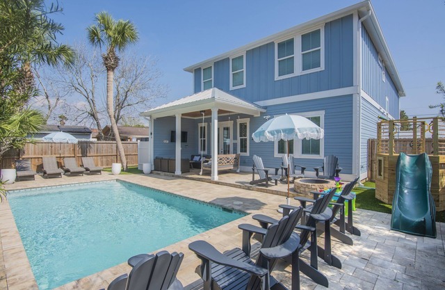 Heated Private Pool. 900 feet to Beach. Playground. King Beds,Bikes,Beach Chairs