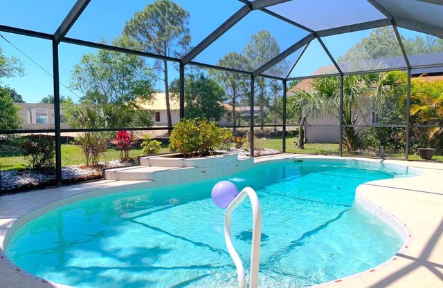 Heated Saltwater Pool, Year-Round Swimming, Spacious 3 Bedroom Gorgeous Home!