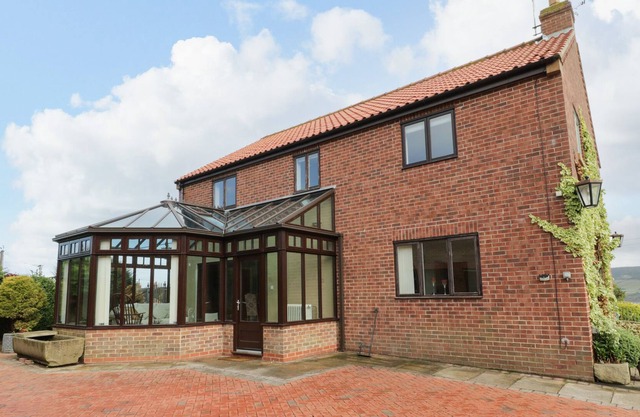 HEATHER HOUSE, family friendly, with open fire in Robin Hood’s Bay