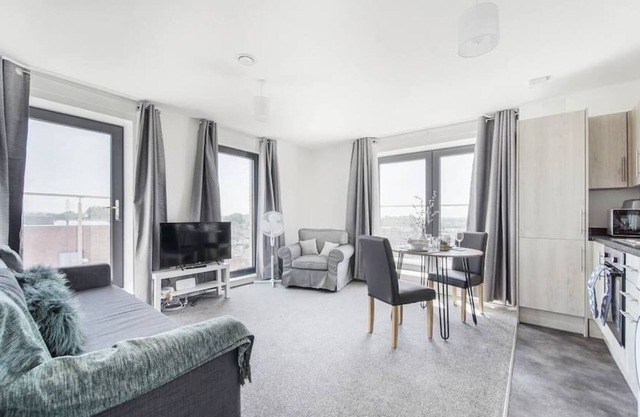 Heathrow Gateway Apartment with Balcony & Parking
