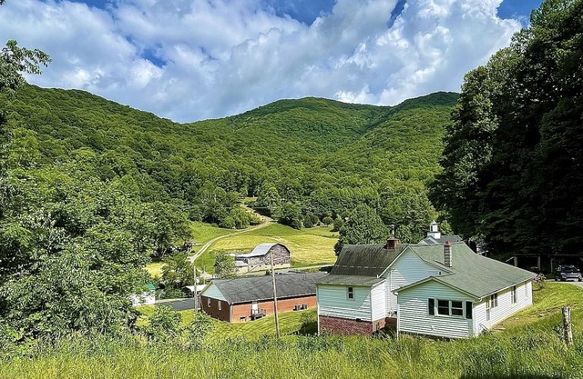 Heavenly Lane Farm Home - Pet Friendly - Mountain View’s - Fresh Remodel