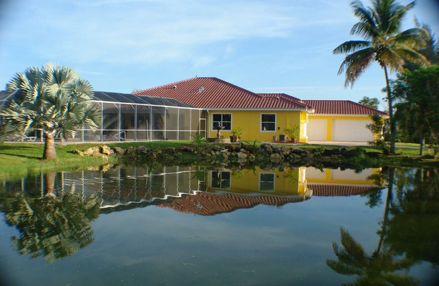 Heavenly luxury villa for adults on the peninsula framed by romant. lake