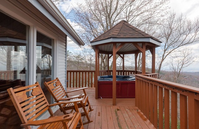 Heaven’s Gate 1 - Hot Tub, Views & Pet Friendly.