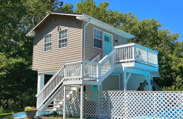Heaven’s Oasis- Riverfront cabin with hot tub!