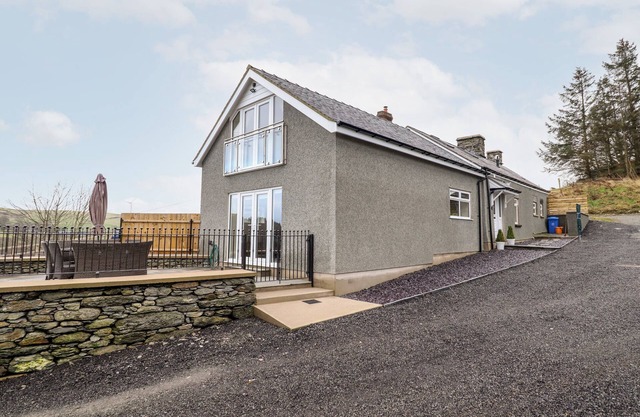 HEN DY BRYN MAWNDY, family friendly, with a garden in Corwen