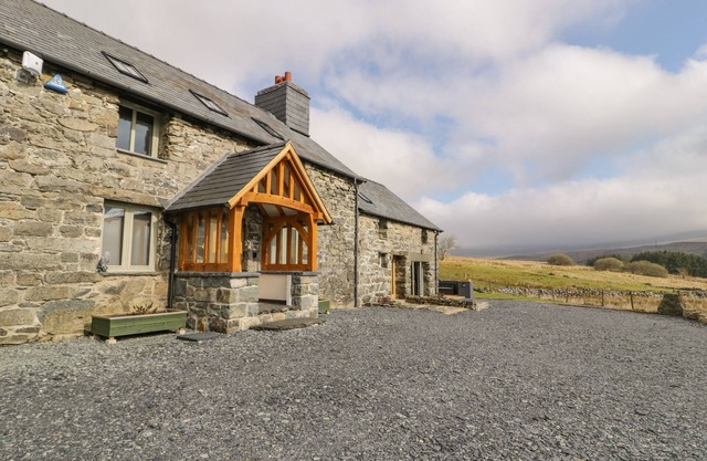 HEN DY CRAIG YR RONWY, pet friendly, with hot tub in Bala