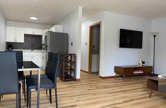Henderson Haven/KING 2BD/1BA Apartmentnn