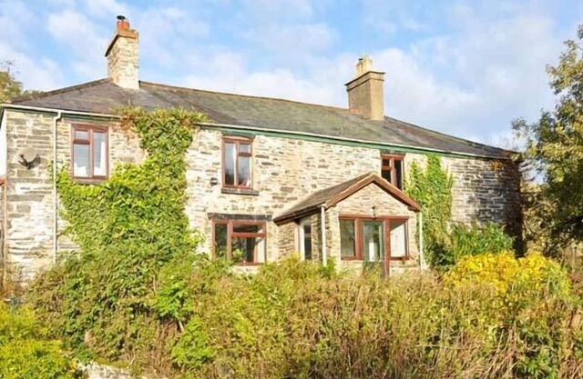 HENDRE ALED FARMHOUSE, pet friendly, with open fire in Llansannan