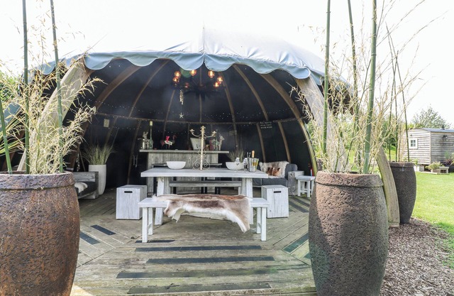 HERBIE'S SHEPHERDS HUT, character holiday cottage in Redmile