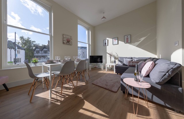 HEREFORD CITY CENTRE – Apartment 1: Modern 2-Bed in City Centre, Sleeps 6