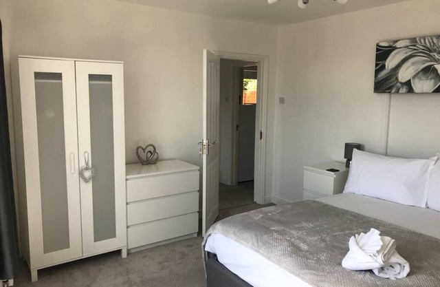 HEREFORD - Raven House - 4 Bedroom House West of City with Parking - Sleeps 7
