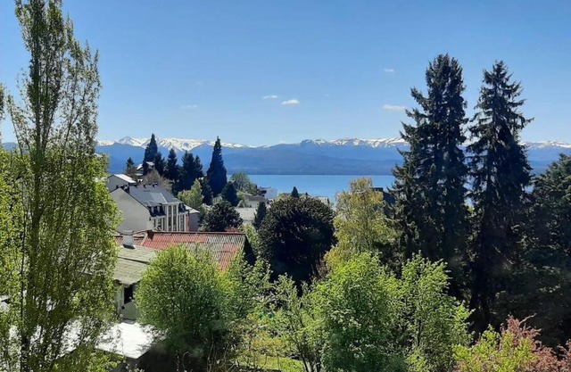 Hermoso departamento con vista al lago y cochera