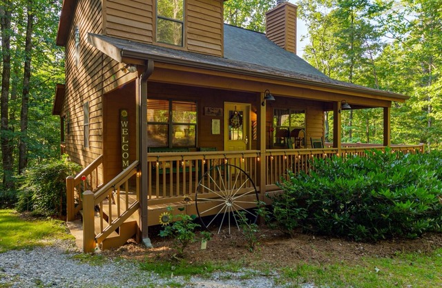 Hester`s Hideaway - Rustic Cabin Nestled in the Beautiful Mountain Scenery