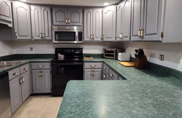 Hibernation Station - 3 Bed/2 Bath home with trailer parking available