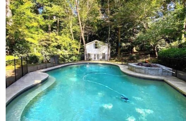 Hidden Chastain Getaway With Heated Poolnn