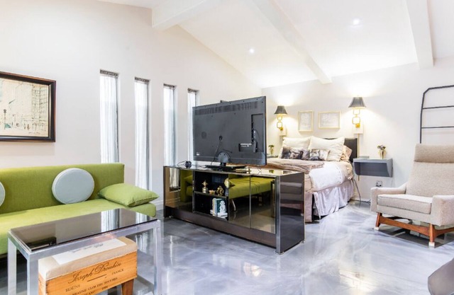 Hidden Cliff Elegant suite at Bishop Arts District Mid Century Resort