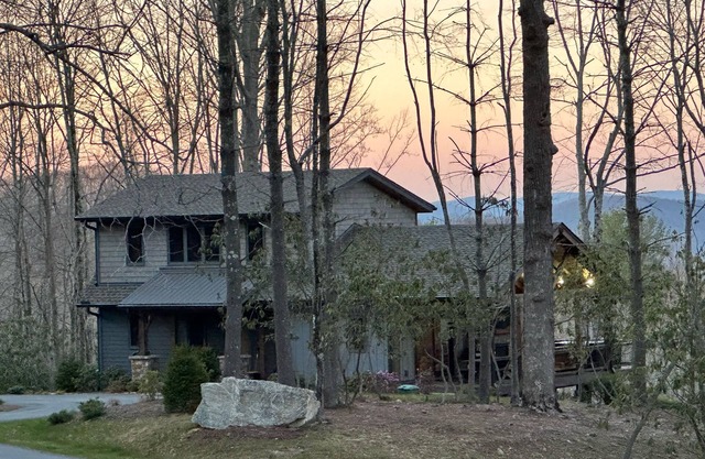 Hidden Gem at Eagles Nest - hot tub, indoor/outdoor fireplace, fire pit, views, pet friendly