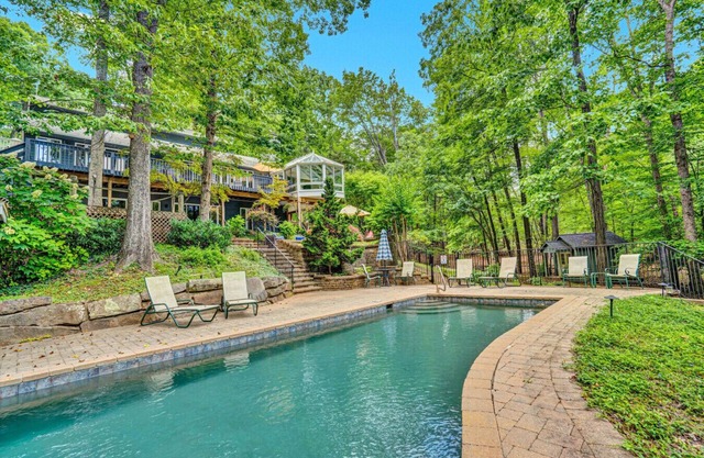 Hidden Gem- Private pool or sandy beach incline into the lake- Choose your favorite- Home sleeps 6 and allows a dog