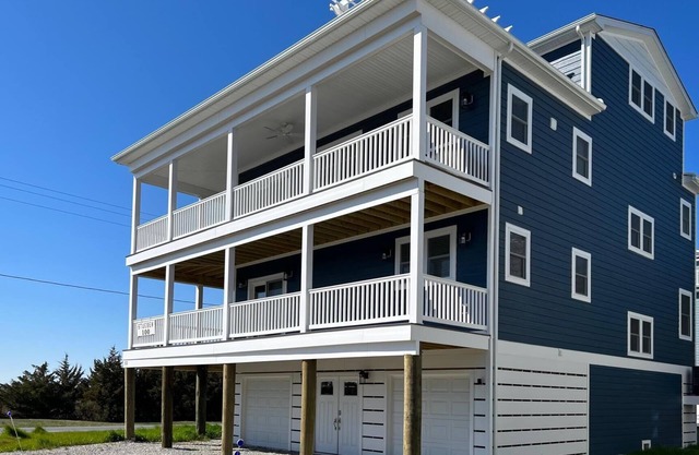 Hidden Gem, Relax, Water Views, Bay Breezes Elevator & Decks & Hot Tub