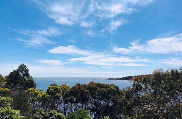 HIDDEN HAVEN - Secluded waterfront property at Binalong Bay on the Bay of Fires