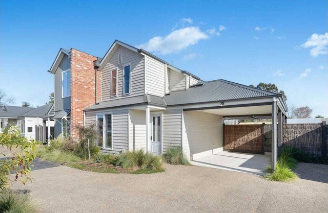 Hidden Hunter Luxe light filled townhouse walking Distance to Mansfield High Stn