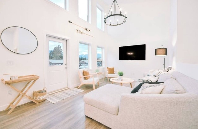 Hideaways| Mins to Lake| King Bed |Dbl Garage| AC