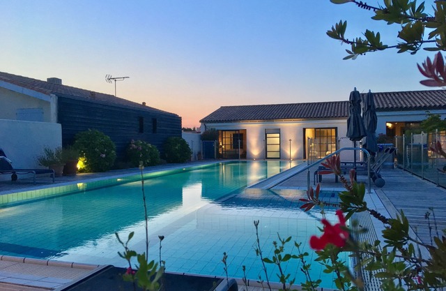 High-end architect villa 350 m2, splendid swimming pool (20x5m), private cinema