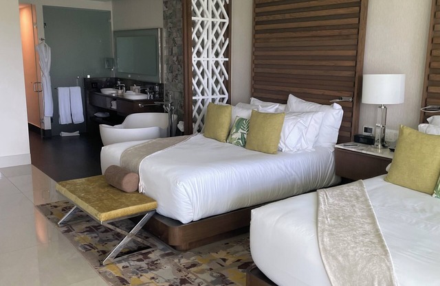 HIGH END Cancún Resort! 5 star !3-bedroom with Roof top deck with Jacuzzi!