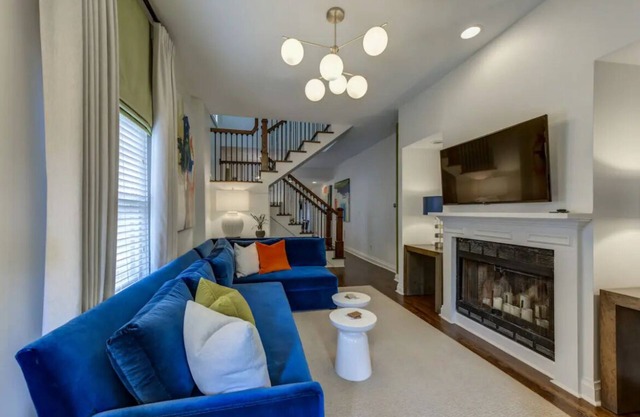 High Luxury Vacation Rental in Midtown- Gorgeous! Sleeps 6 w/2 full bathrooms!