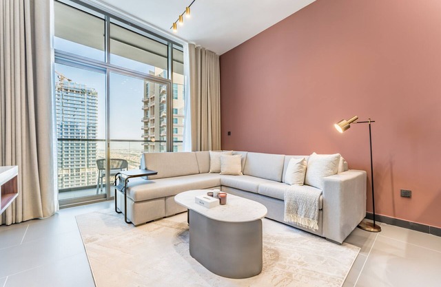 High-Rise 1BR with Lake and City Views and Minutes to Metro, MBL Royal, JLT