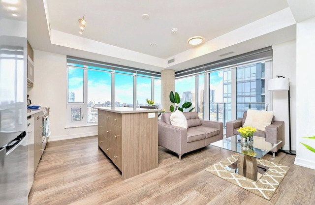 High Rise Condo w Balcony & Breathtaking Views
