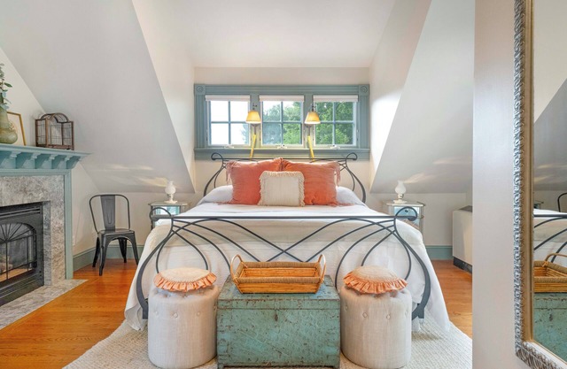 High Street Inn McIntire Room | 1 Bed, 1 Bath