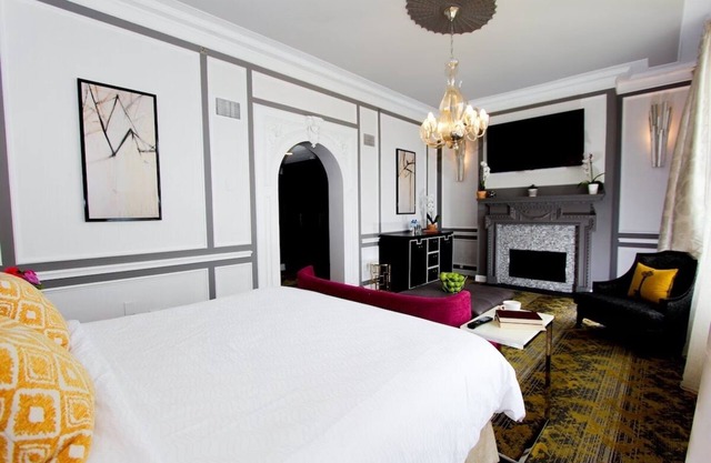 Highland Suite, Churchill Hotel, Historic Charm, Parking, Near City Attractions