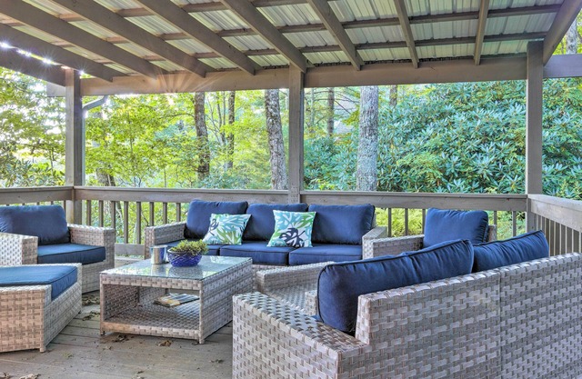 Highlands Home w/Fireplace, Views, & Trails!