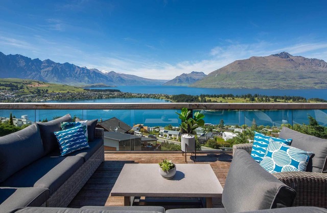 Highlands Lodge – 5BR Luxury, Lake Views & BBQ