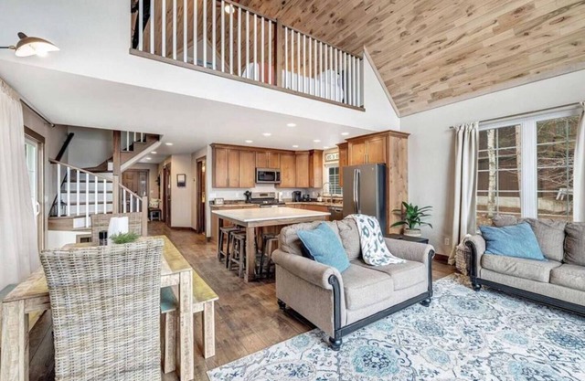 Highlights: Private beach just steps from your door Includes kayaks for exploring the lake Great fishing right off the shoreline or dock Bring your boat and enjoy full boating access Cozy indoor fireplace for cool evenings 4 sp
