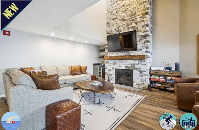 Highridge B7 Stylish 4BR Condo with Sauna, Hot Tub, Fireplace & Sports Center
