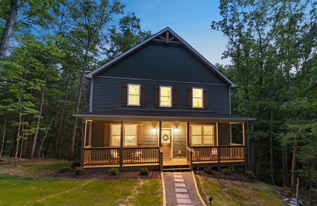 Hike Shenandoah this Autumn | Top-Rated 4Br w/2 King Suites | JMU Football