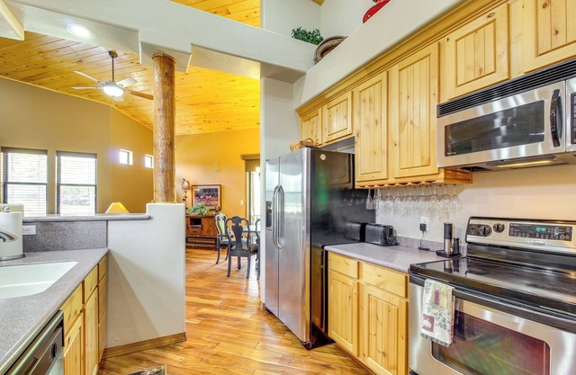 Hike, Ski & Golf: Home in Torreon Country Club