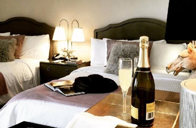 Hiking Break at Runyon Canyon Park! Pet-friendly Unit, Pool, Onsite Parking!