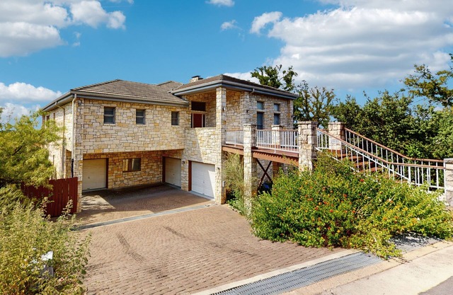 Hill Country home with pool table & two terraces - dog-friendly