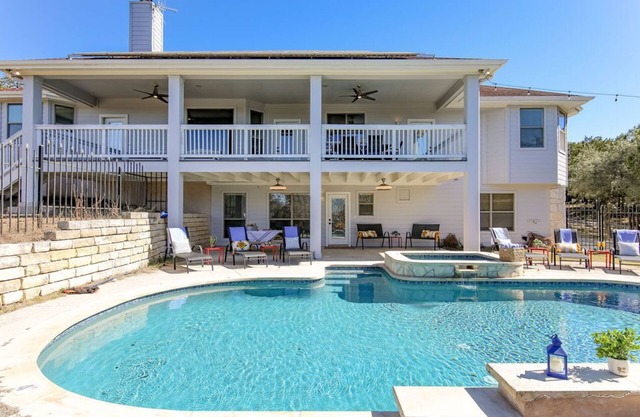 Hill Country Retreat w/Pool, Tiki Bar & 5 Acres – Sundown Escape