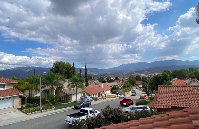 HILL SIDE GETAWAY next to Magic Mountain, and close to all theme parks