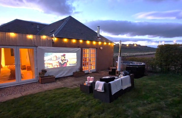 Hillockbrae Cottage- hot tub & garden cinema, luxury, nature, peaceful, special