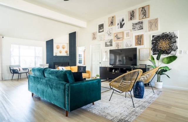 Hillside Artsy Retreat Game Room King Beds