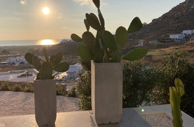 Hillside Villa in Mikri Vigla, Seaview, Pool, & Jacuzzi