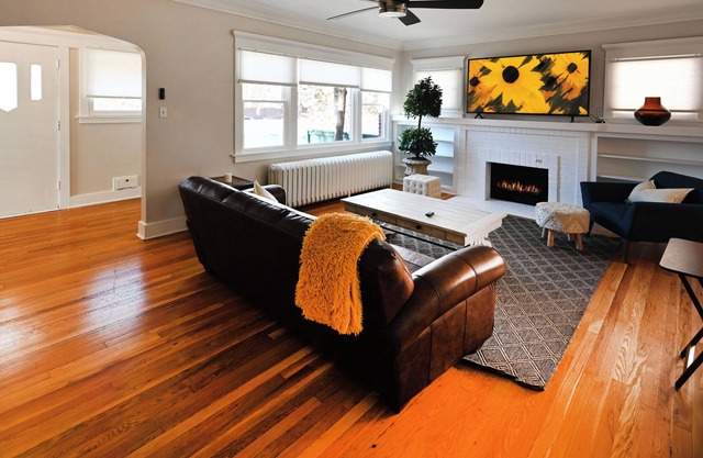 HILLTOP 4 BEDROOM 2 BATH SINGLF FAMILY HOME IN CHERRY CREEK! SLEEPS 8